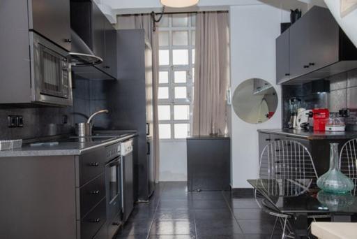 Theodore'S Maisonette Next To The Metro Station Атина Екстериор снимка